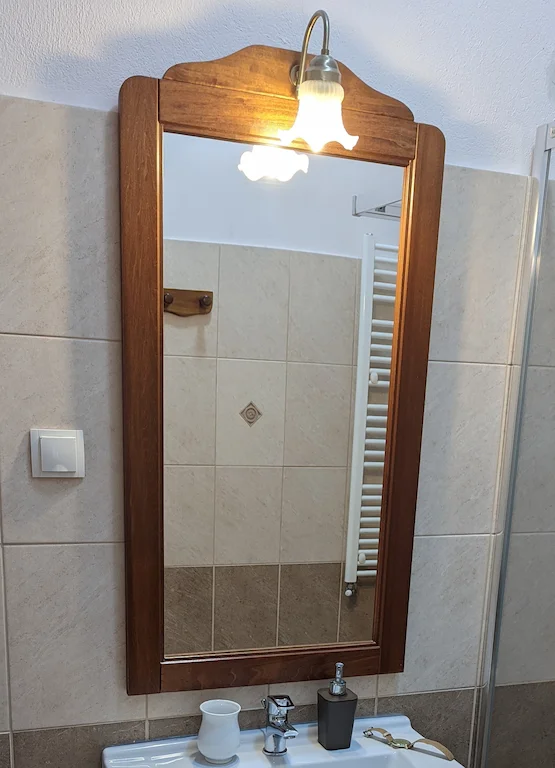 Дървено огледало за баня